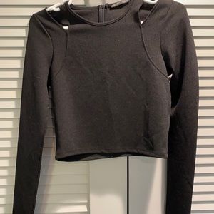 Long sleeved crop top black with shoulder cutouts